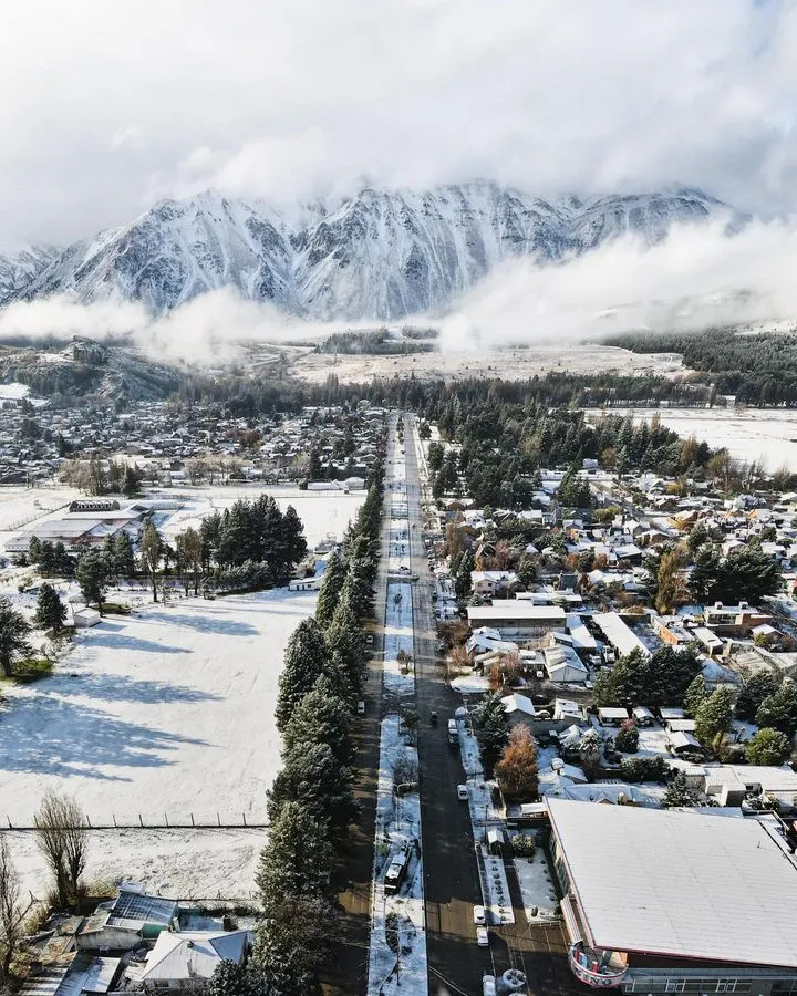 Vista aerea de Esquel con la cordillera nevada de fondo